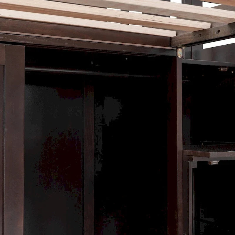 Lits mezzanine doubles jumeaux avec armoires et escalier