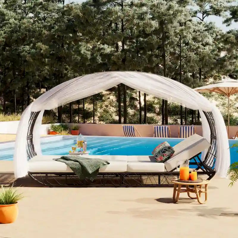 Oaks Aura Outdoor ligbed met kussen, gordijn en kleurrijk sierkussen, loungestoelen van wicker, verstelbare ligstoelen voor de tuin