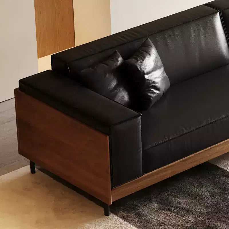 Divano contemporaneo in pelle da 98.42 con struttura in legno massello, gambe in metallo e 3 cuscini decorativi