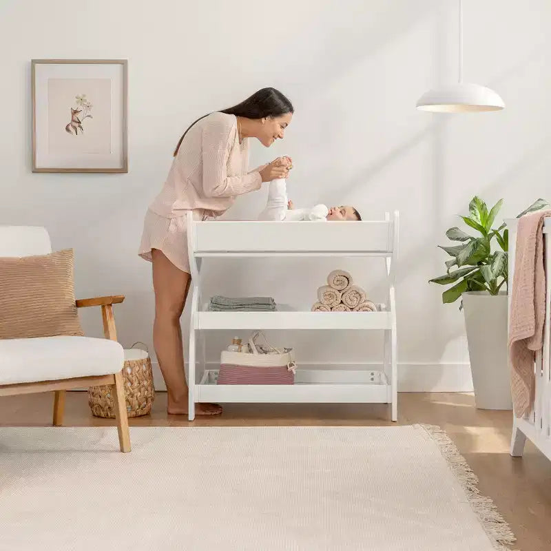 Fasciatoio Comfy Cubs - struttura robusta in legno, stile intramontabile e due ripiani aperti per gli accessori del neonato