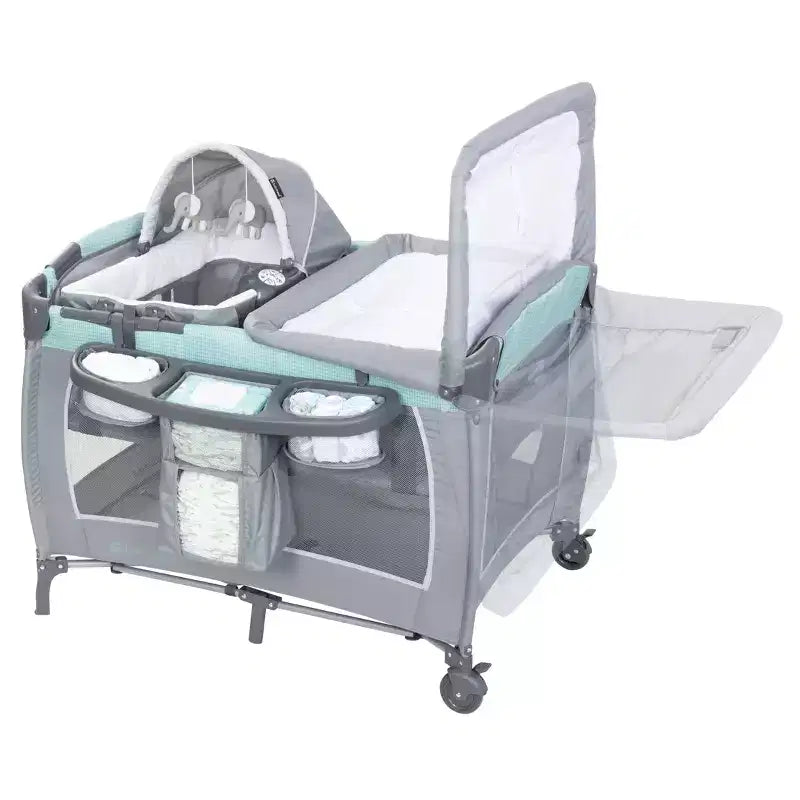 Laufstall für das Kinderzimmer mit Schaukelwiege, Stubenwagen und Wickeltisch