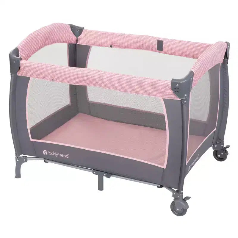 Laufstall für das Kinderzimmer mit Schaukelwiege, Stubenwagen und Wickeltisch