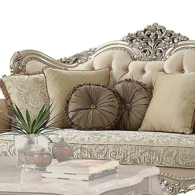 88 Bentley-Sofa aus Stoff/Champagner - Acme Furniture: viktorianisch inspiriert, gesteppt, mit gerollten Armlehnen