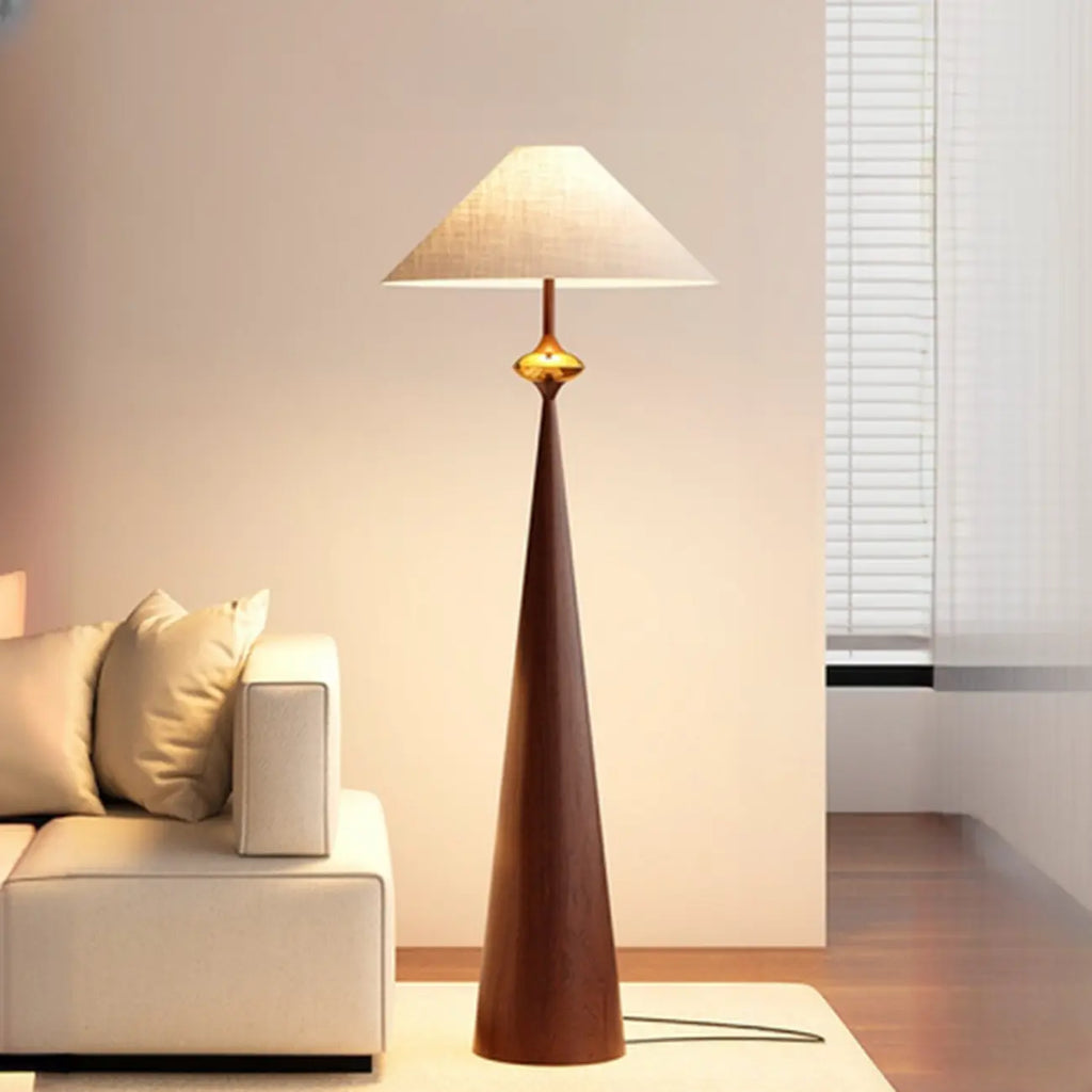 Moderne metalen vloerlamp met taps toelopende voet en stoffen kap