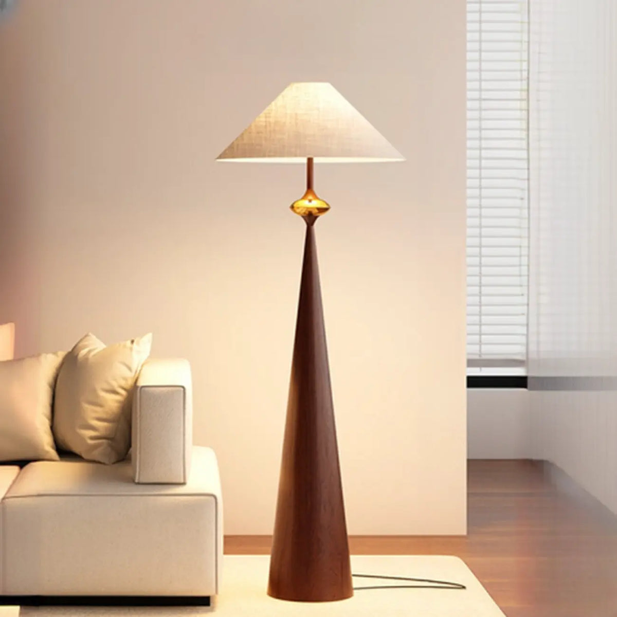 Moderne metalen vloerlamp met taps toelopende voet en stoffen kap