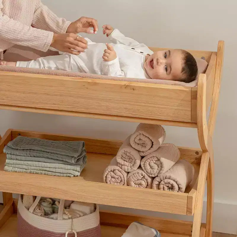 Fasciatoio Comfy Cubs - struttura robusta in legno, stile intramontabile e due ripiani aperti per gli accessori del neonato
