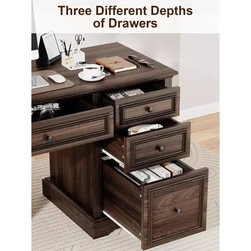 Dyonery 60-Zoll-Schreibtisch im Landhausstil mit Schubladen und Aktenschrank, Schreibtisch aus Holz mit geprägter Struktur fürs Homeoffice, Schwarz/Braun/Weiß und Braun