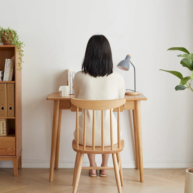 Bureau van massief hout met lade voor de primaire leefruimte