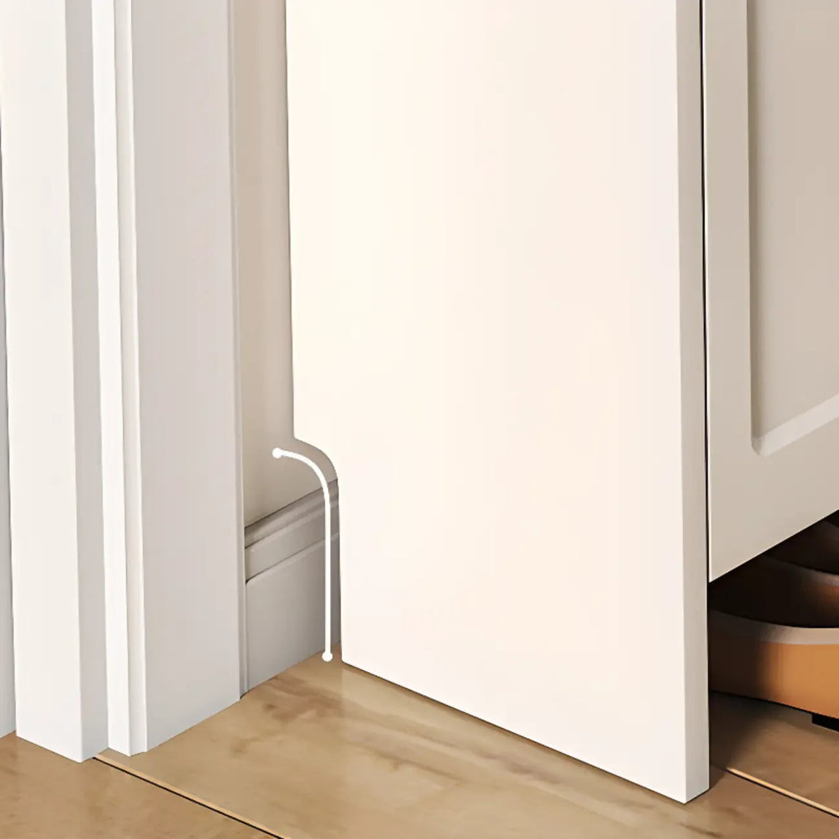Smalle witte houten schoenenkast met klepdeuren en 3 niveaus