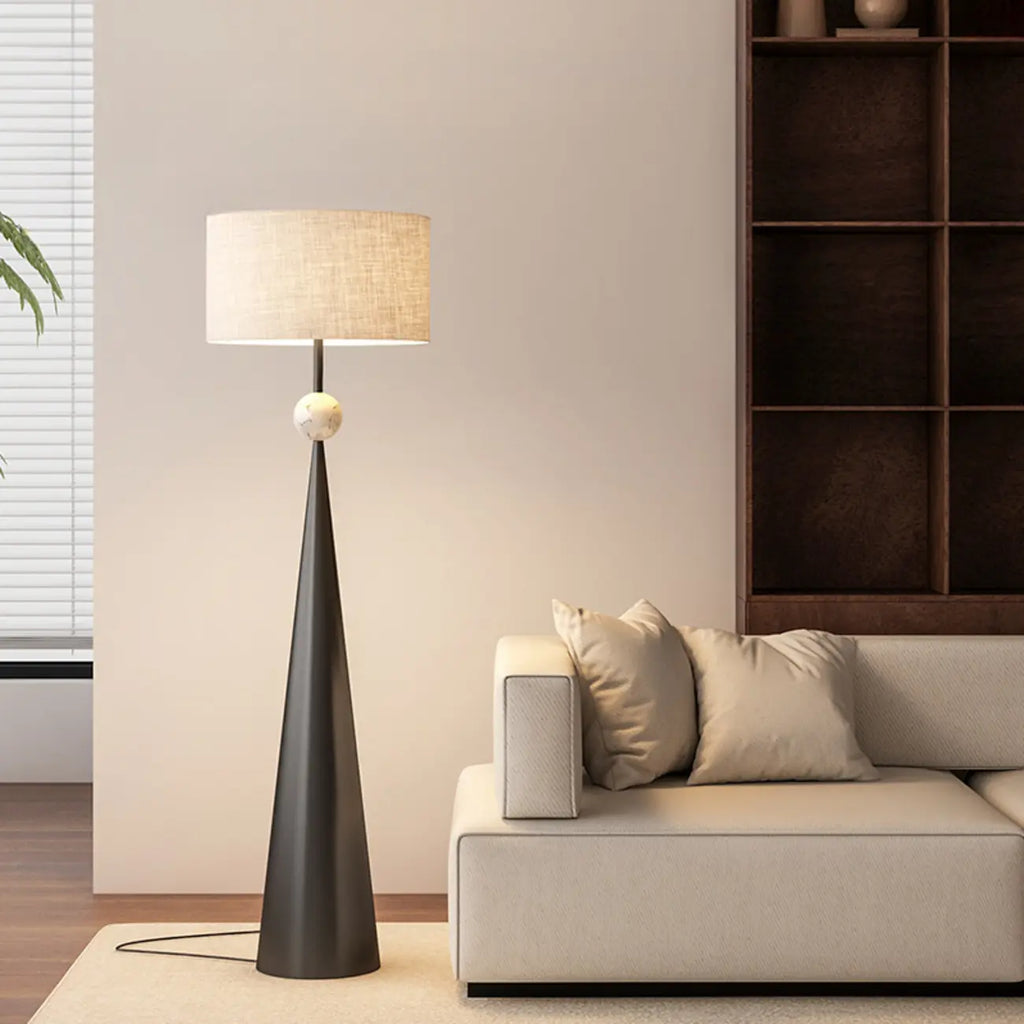 Moderne metalen vloerlamp met taps toelopende voet en stoffen kap