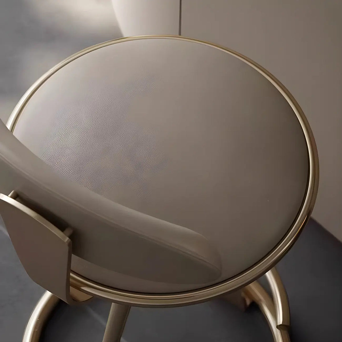 Luxe barkruk met strak beige leren zitvlak en goudkleurig metalen frame