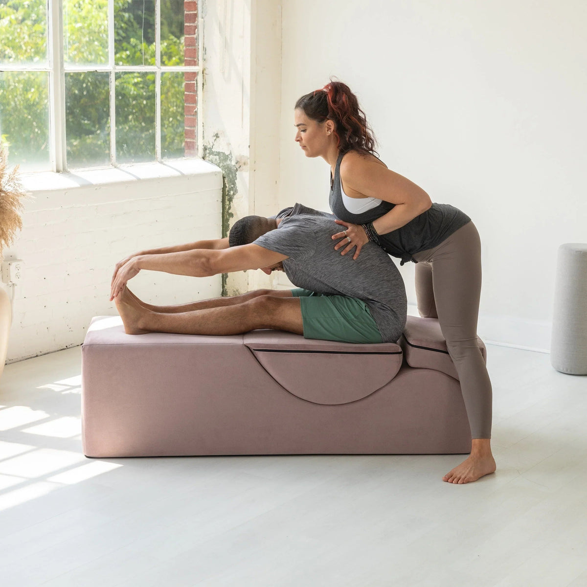Méridienne convertible Avana Kami / yoga et massage - pouf 2-en-1 avec chaise longue de yoga pliable dissimulée, microvelours - N/A