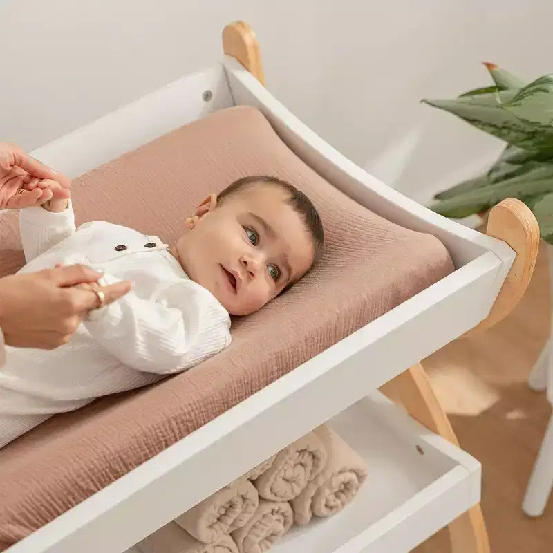 Fasciatoio Comfy Cubs - struttura robusta in legno, stile intramontabile e due ripiani aperti per gli accessori del neonato