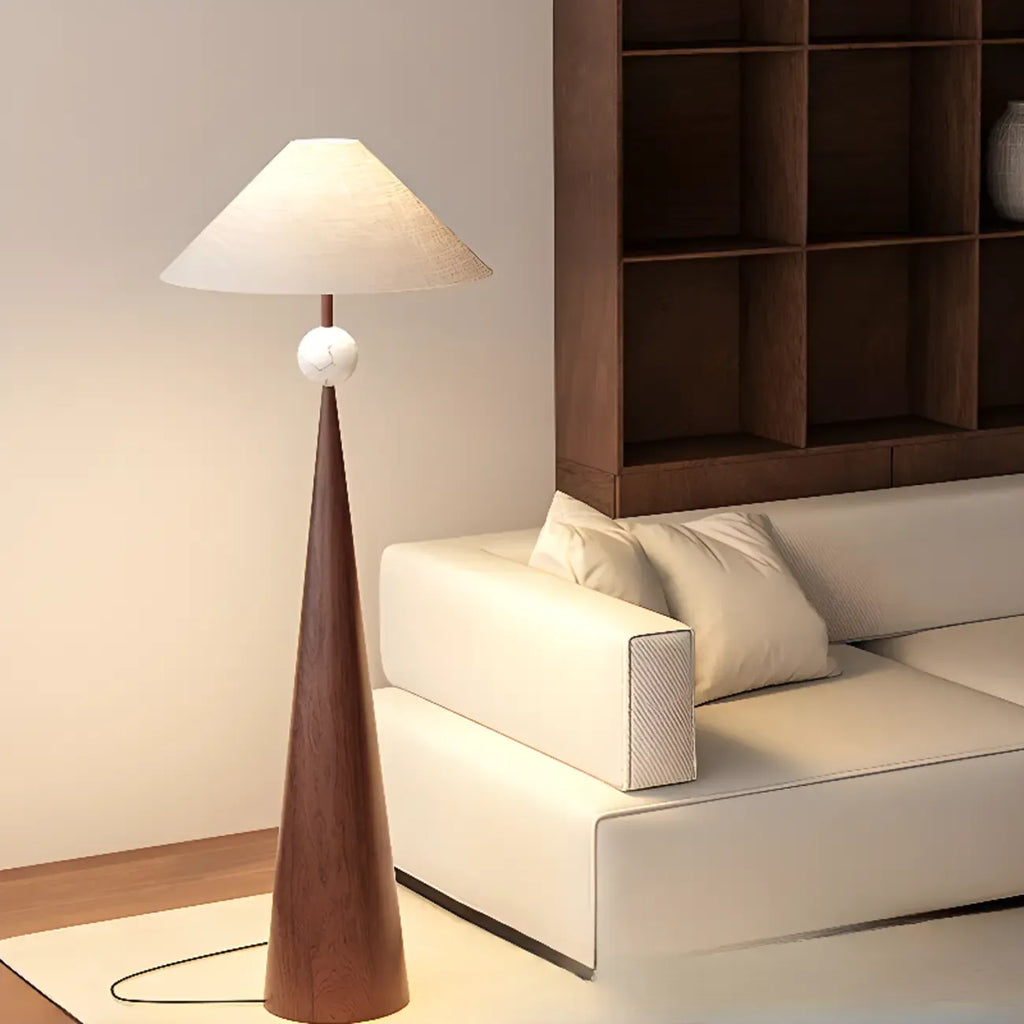 Moderne metalen vloerlamp met taps toelopende voet en stoffen kap