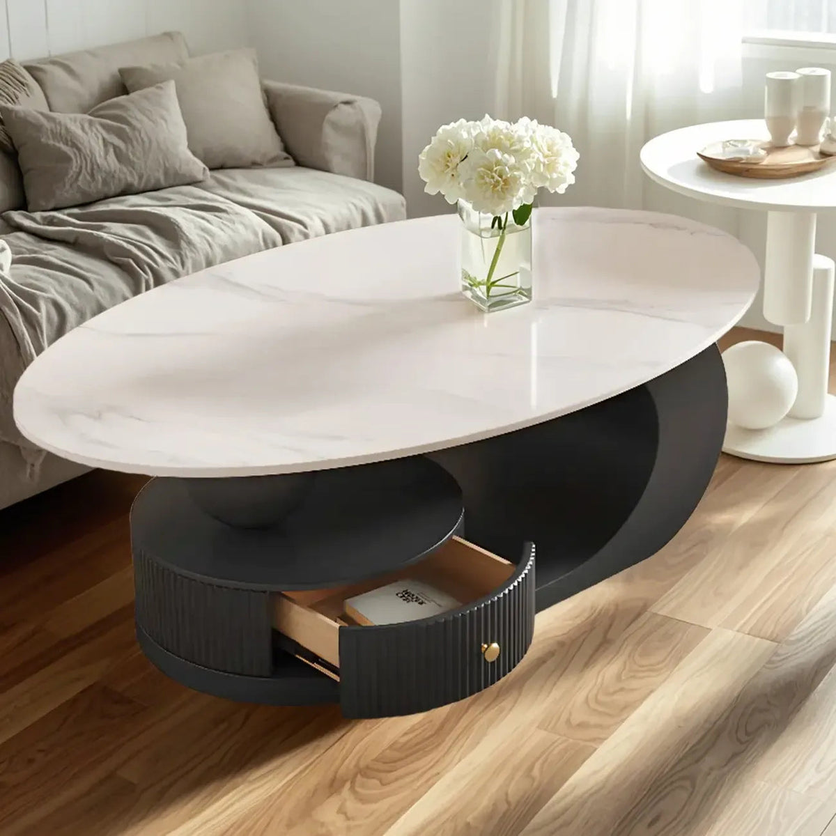 Moderne salontafel met wit stenen blad en krasbestendige afwerking