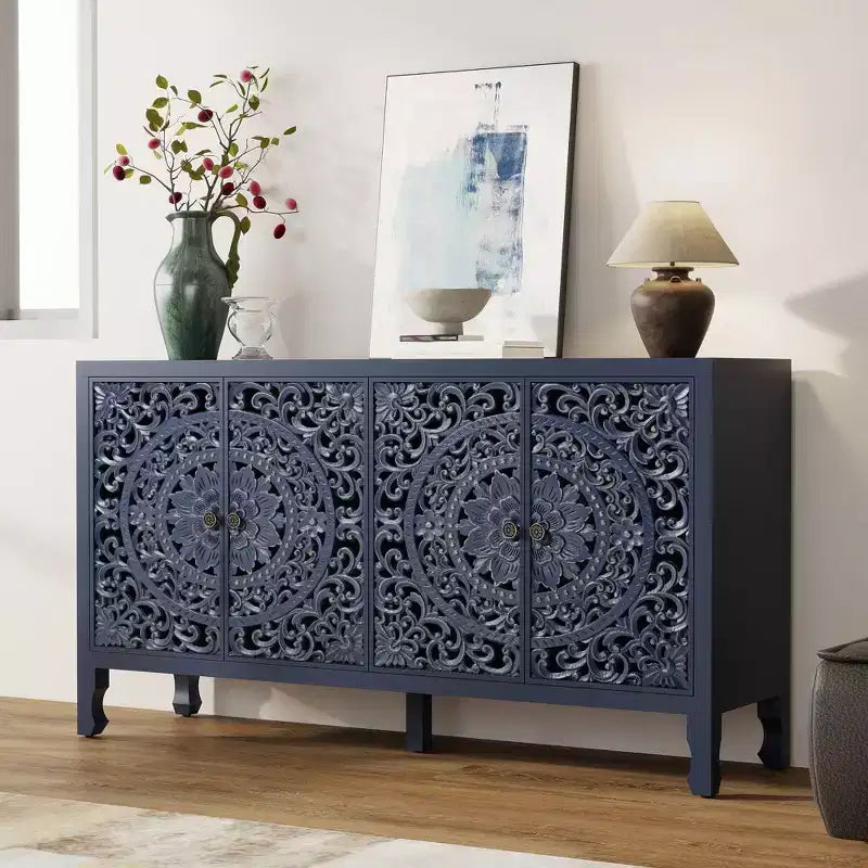 Credenza con contenitore, mobile contenitore dall'aspetto vissuto con 4 ante intagliate e ripiano regolabile, credenza decorativa in legno