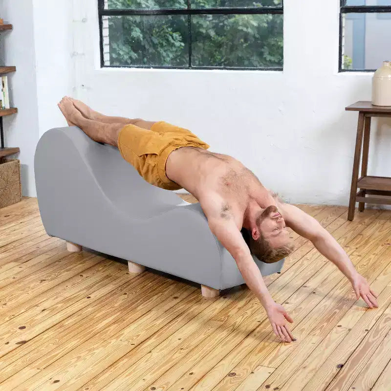 Chaise longue Avana per stretching e relax, gambe in legno di hevea, similpelle - Grigio sottomarino