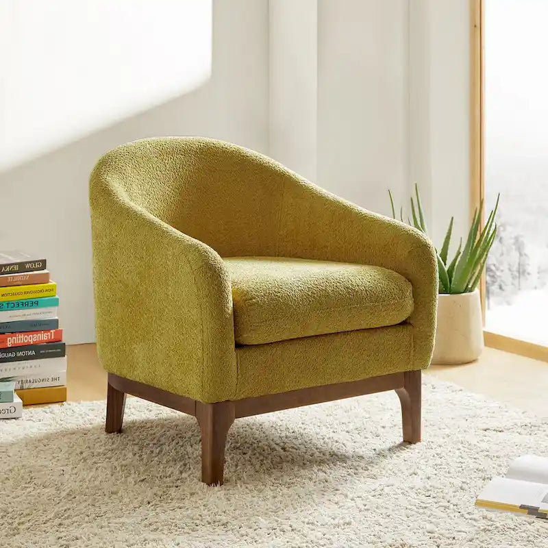 Poltrona a botte moderna in bouclé Augus con gambe in legno massello di HULALA HOME