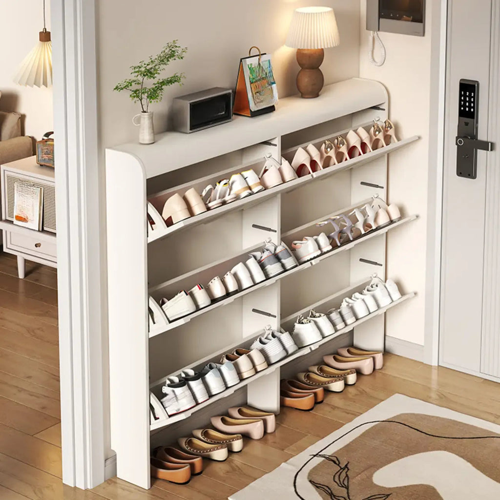 Smalle witte houten schoenenkast met klepdeuren en 3 niveaus