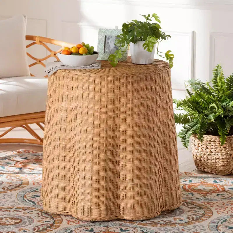 bali & pari Palm Beistelltisch aus Rattan im Boho-Stil, honigfarben und muschelförmig