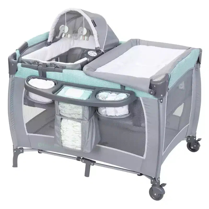 Laufstall für das Kinderzimmer mit Schaukelwiege, Stubenwagen und Wickeltisch
