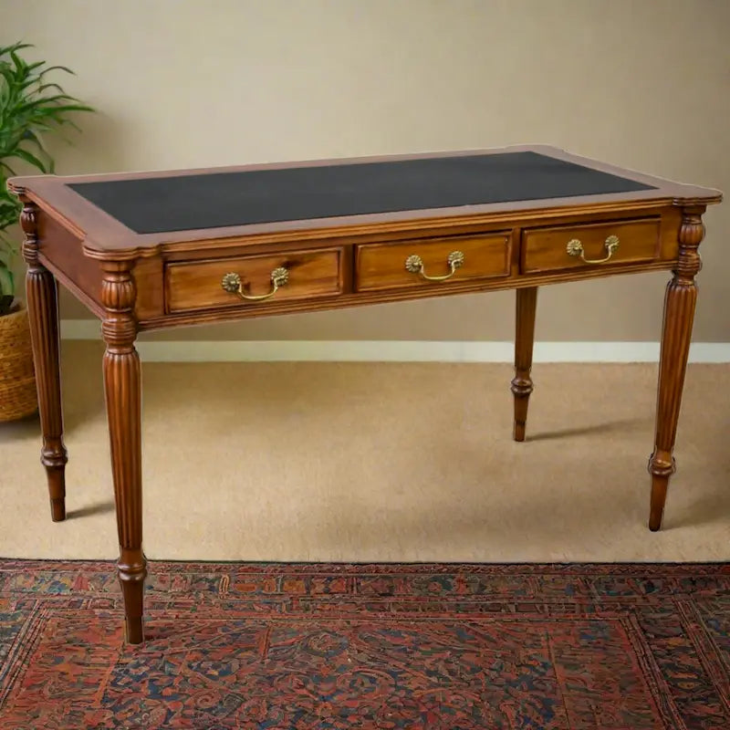 Scrivania in mogano massello in stile vittoriano, marrone scuro/marrone chiaro, con piano in pelle nera e 3 cassetti ?C unità singola
