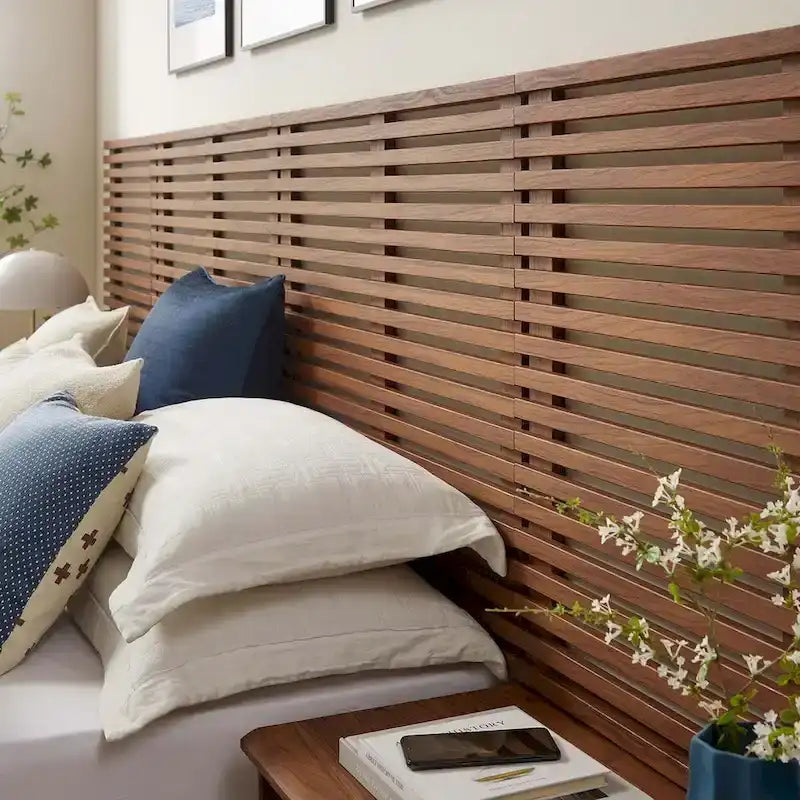 Render, aan de muur bevestigd kingsize hoofdeinde en moderne nachtkastjes