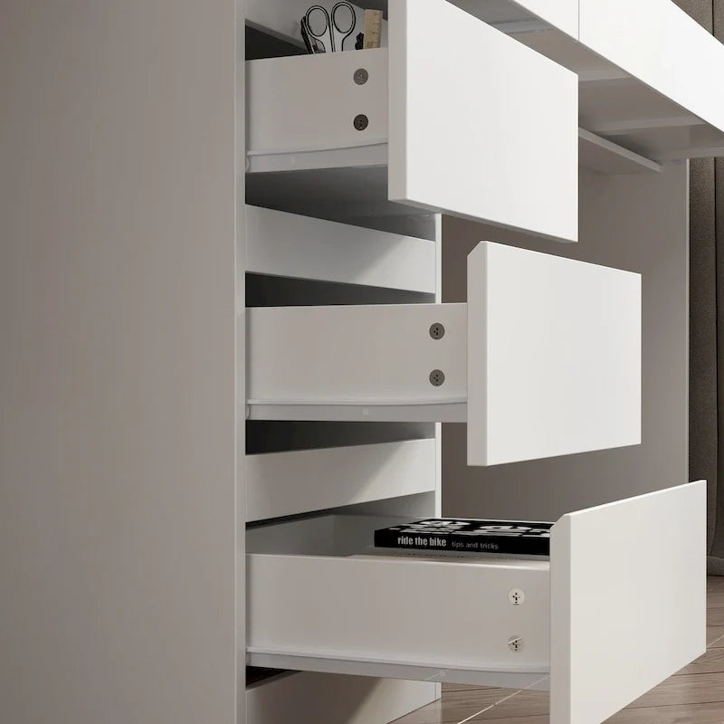 Bureau moderne spacieux blanc pour deux personnes, pour le jeu et le travail
