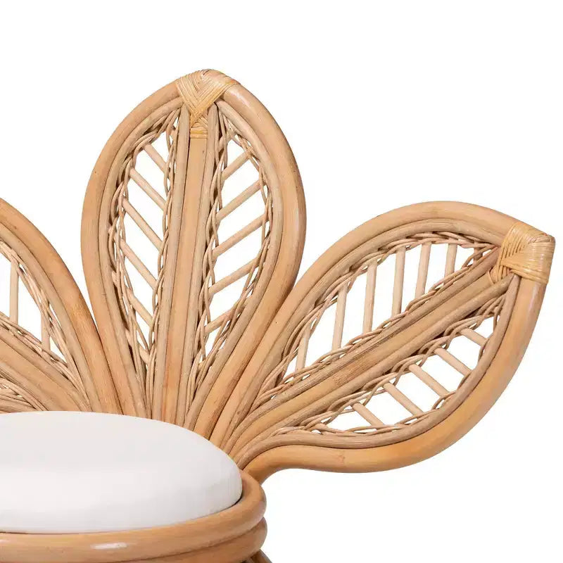 bali & pari Gresham Akzentsessel aus natürlichem Rattan in Blattform, Weiß/Naturbraun: handgefertigt, mit Schaumstoffpolsterung, keine Montage erforderlich