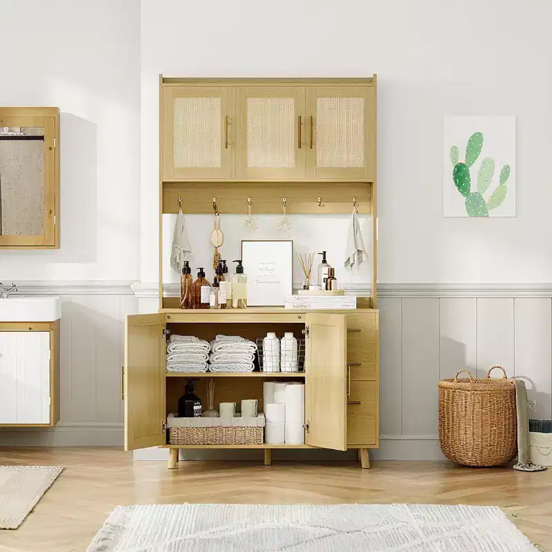 Dispensa da cucina in rattan da 71, mobile buffet con supporto per microonde, ripiani regolabili e 6 ganci, naturale