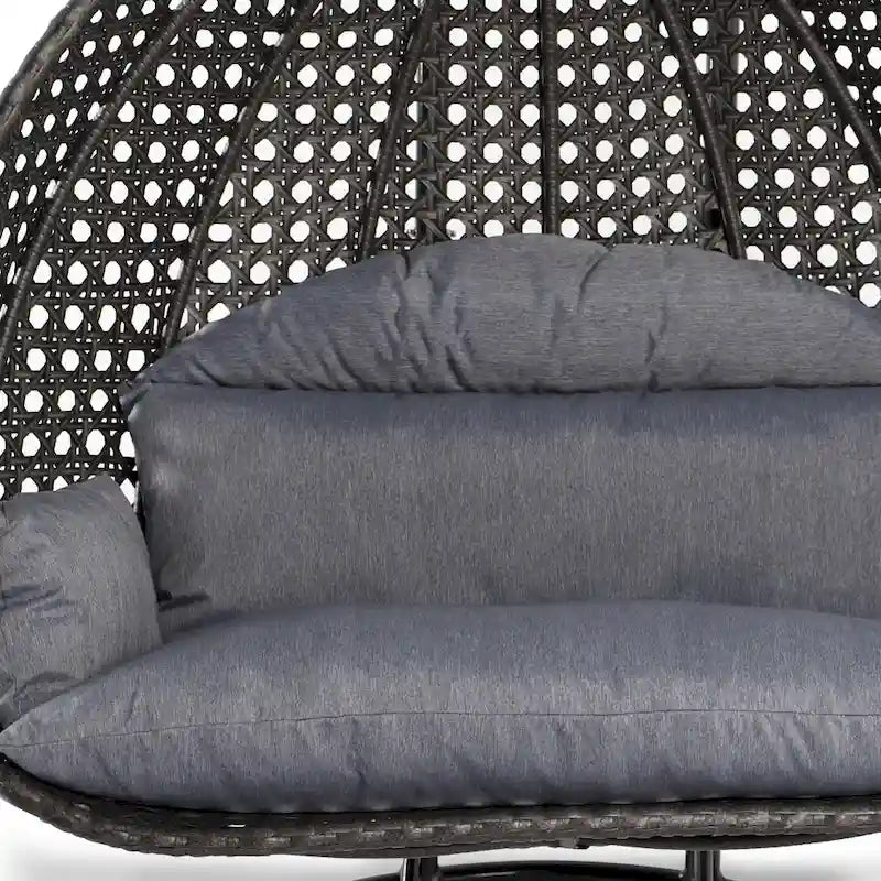 LeisureMod Hängesessel in Ei-Form für 2 Personen mit Gestell - Rattan-Pendelsessel für drinnen und draußen, Hängemattensessel für die Terrasse mit Kissen