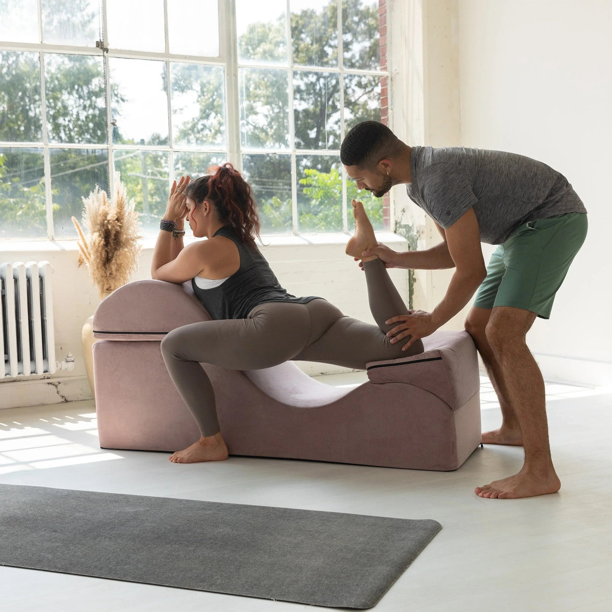Méridienne convertible Avana Kami / yoga et massage - pouf 2-en-1 avec chaise longue de yoga pliable dissimulée, microvelours - N/A