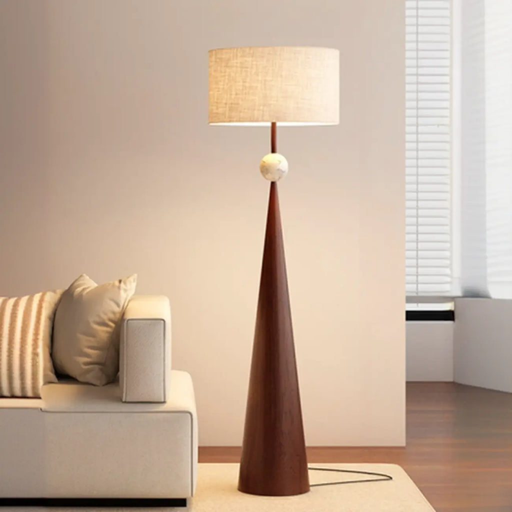 Moderne metalen vloerlamp met taps toelopende voet en stoffen kap