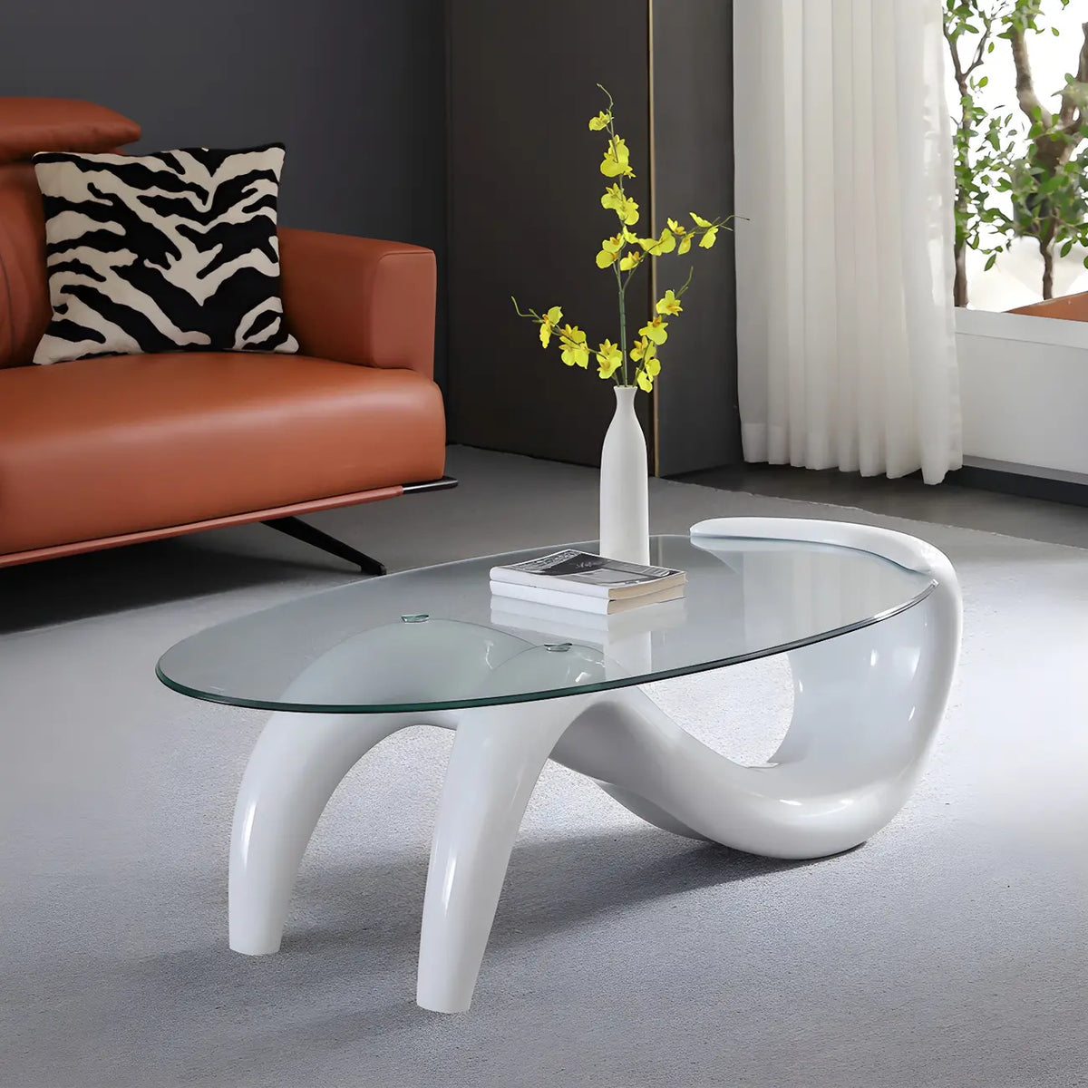 Moderner ovaler Couchtisch mit Glasplatte und Metallgestell im abstrakten Design