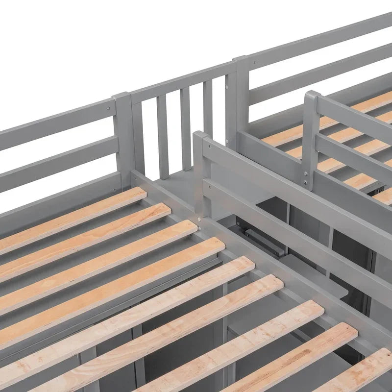 Lits mezzanine doubles jumeaux avec armoires et escalier