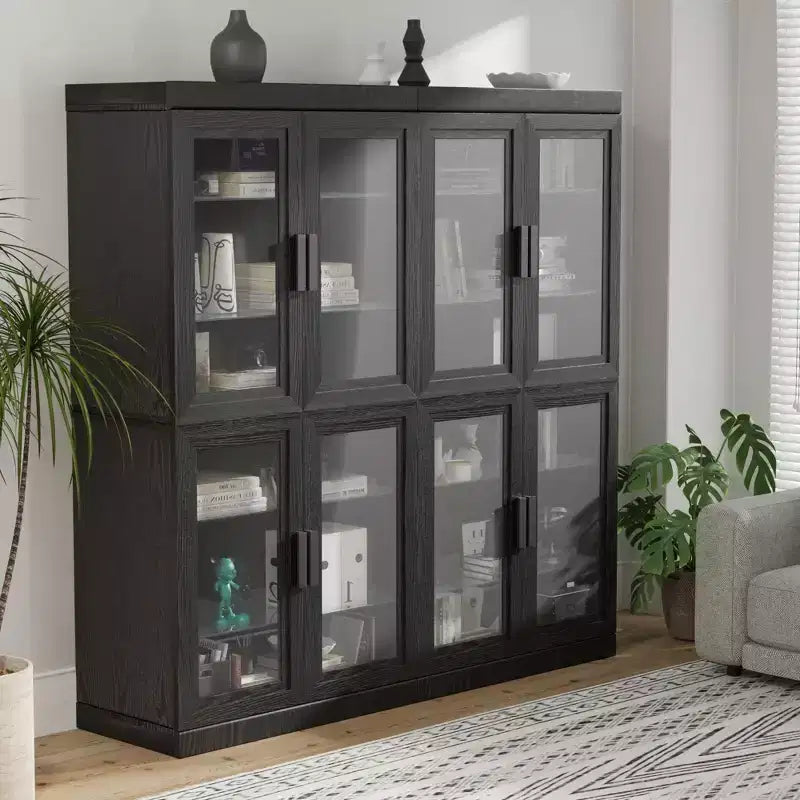 Vetrina decorativa alta 62 con ante in vetro nero e venature effetto legno, con spazio sufficiente per 12 ripiani