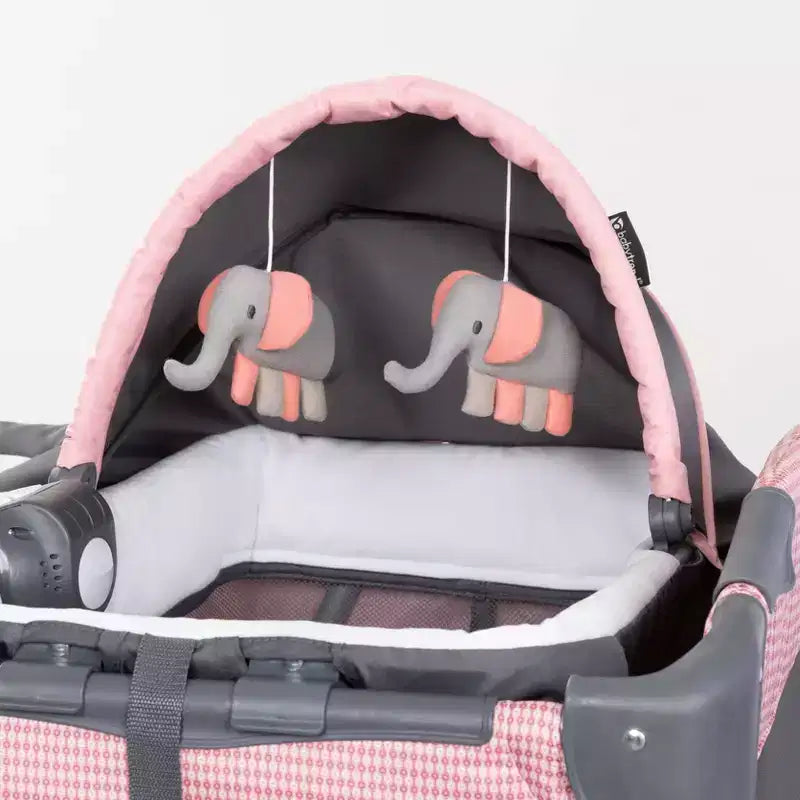Laufstall für das Kinderzimmer mit Schaukelwiege, Stubenwagen und Wickeltisch