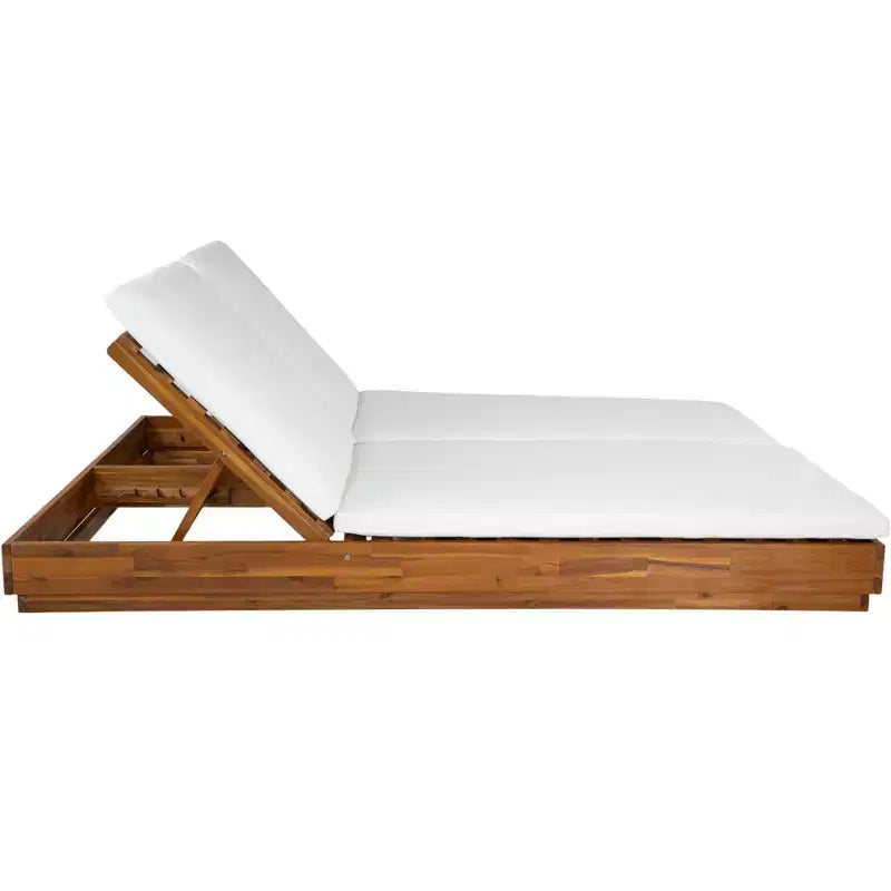 Ensemble de deux bains de soleil de patio modernes en acacia Ming de Christopher Knight Home, avec table d’appoint carrée à lattes