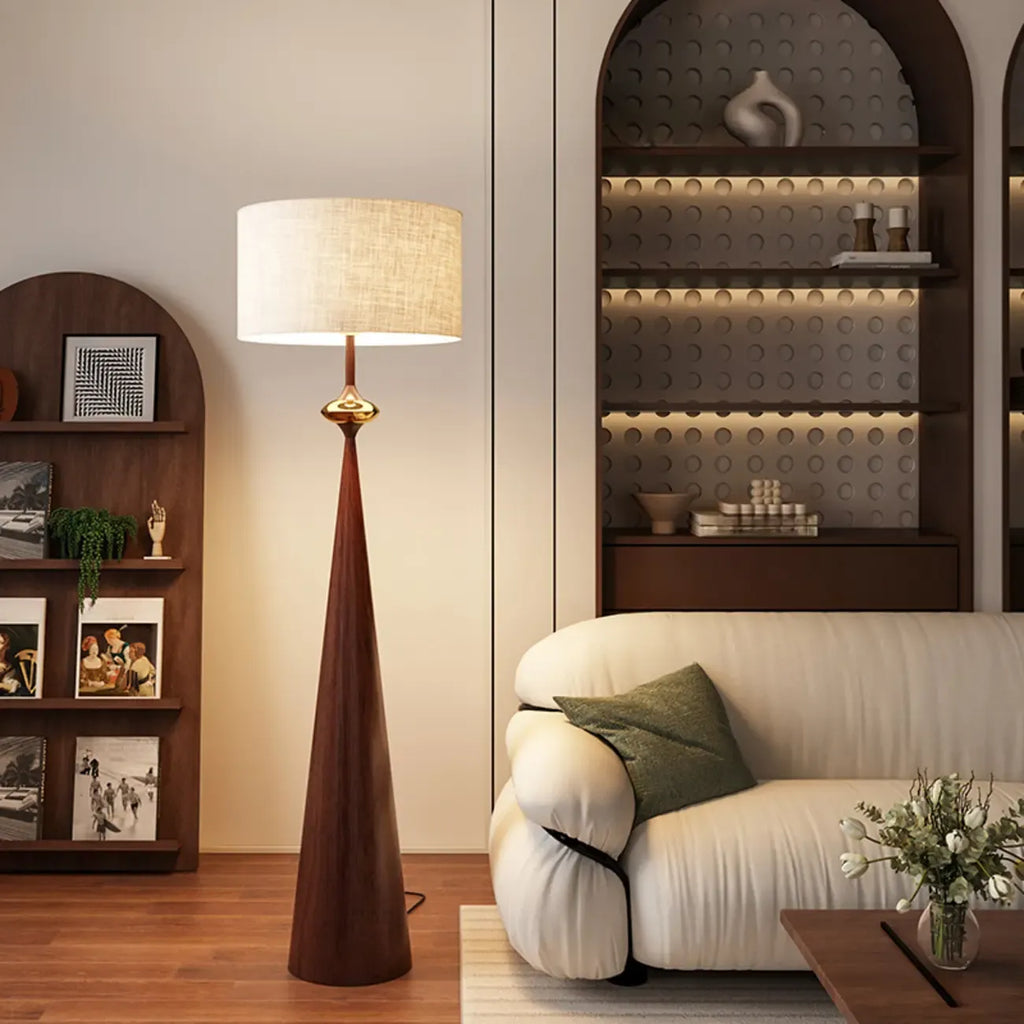 Moderne metalen vloerlamp met taps toelopende voet en stoffen kap