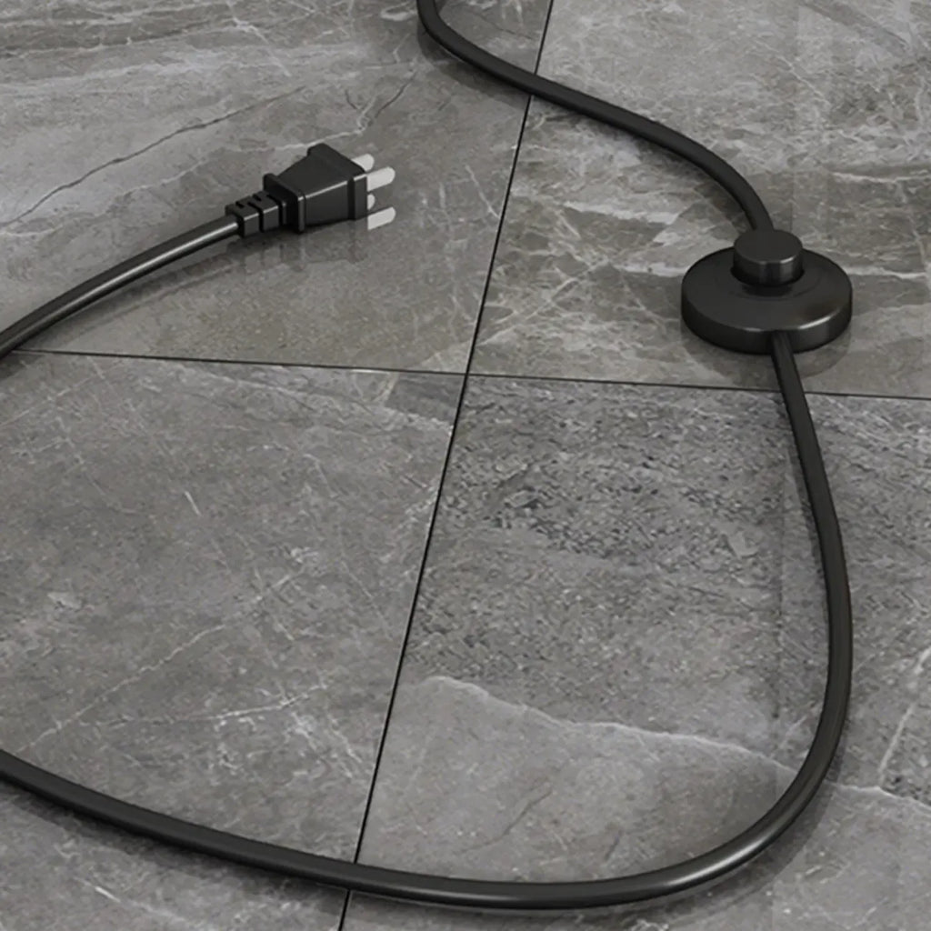 Moderne metalen vloerlamp met taps toelopende voet en stoffen kap