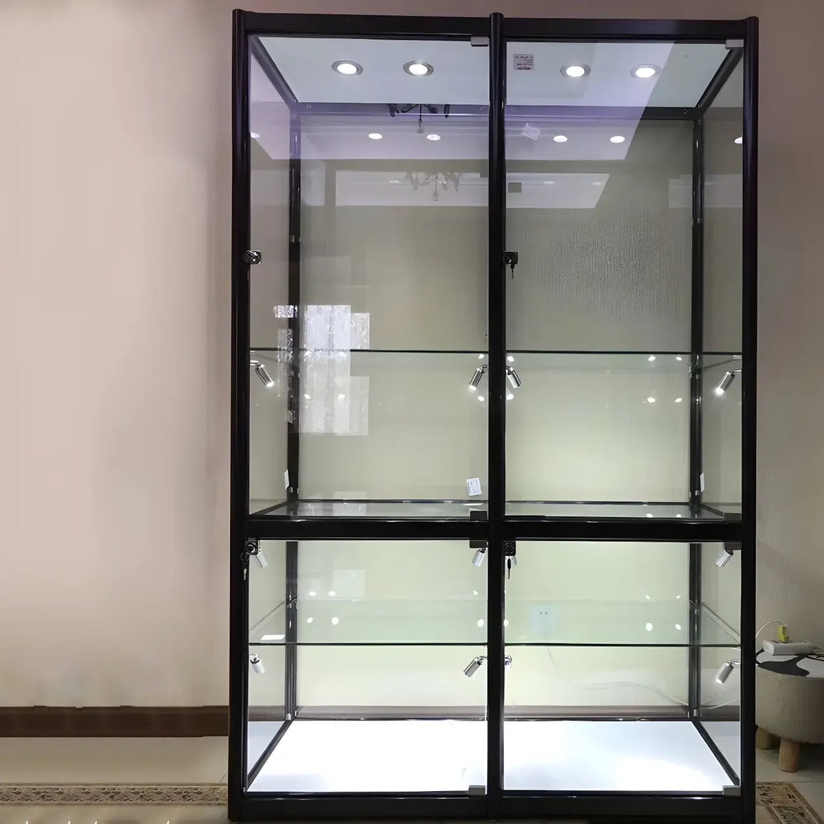 Moderner rechteckiger Vitrinenschrank aus schwarzem Glas
