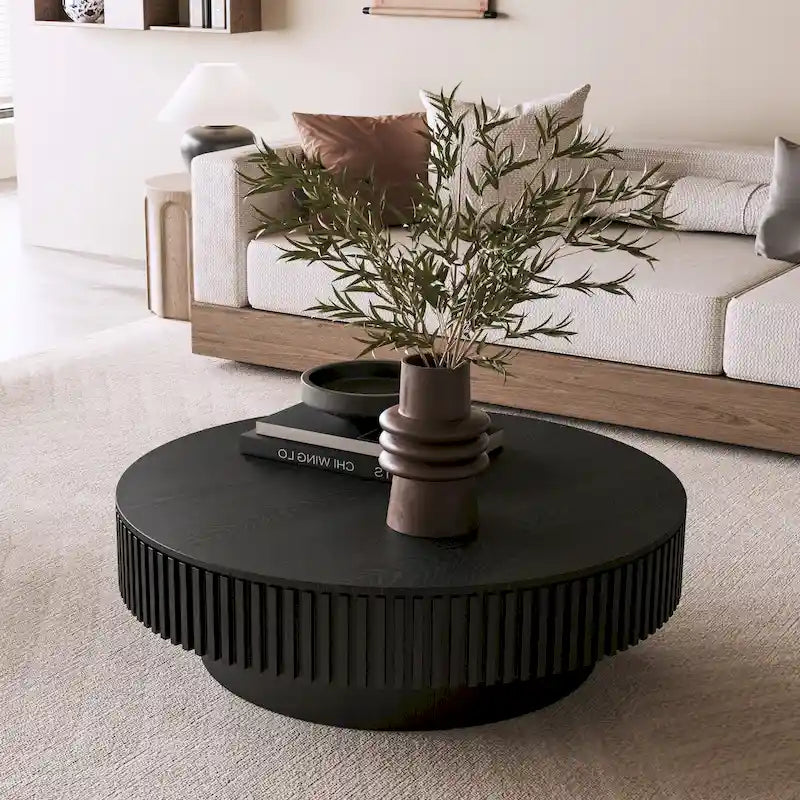 Moderne ronde salontafel van gefineerd massief hout met opbergruimte