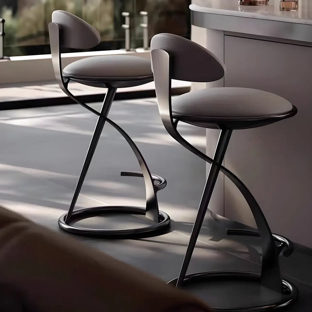 Luxe barkruk met strak beige leren zitvlak en goudkleurig metalen frame